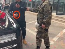 男子掰断20万劳斯莱斯小金人长春街头劳斯莱斯“小金人”被掰断？警方已介入当地婚庆：男子经常讨要喜钱